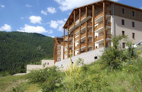 Pra Loup Condo | Balcon with Pool Access | Just 5 Minutes from Lifts