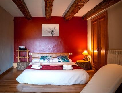 Buesa Hotel | Enchanting Balcon del Pirineo with Hot Tub & Pet Friendly