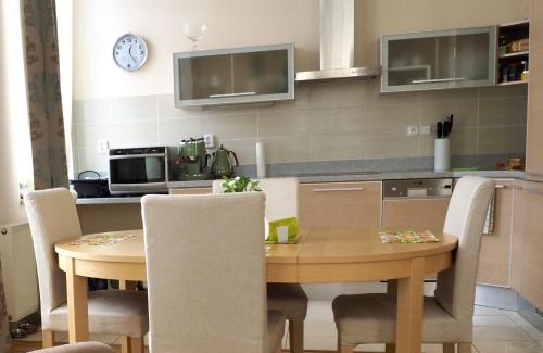 Marianske Lazne Apartment | Pet-Friendly Retreat: Balconies Above Colonnade Apartments