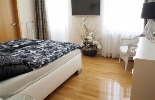Marianske Lazne Apartment | Pet-Friendly Retreat: Balconies Above Colonnade Apartments