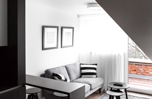 Liberty Avenue Apartment | Exceptional Balcony 1 BD Apartment with Breakfast & Kitchen