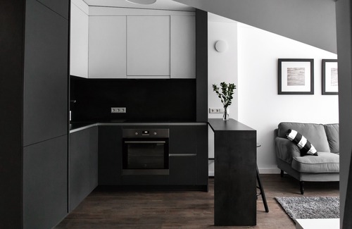 Liberty Avenue Apartment | Exceptional Balcony 1 BD Apartment with Breakfast & Kitchen