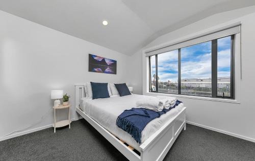 Parnell House | Cozy 3BR Townhouse with Balcony & Parking in Prime Location