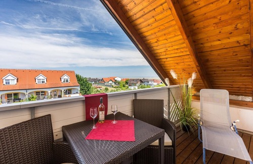 Morbisch am See Apartment | Scenic Balkonwohnung with Private Bathroom & Kitchen Amenities