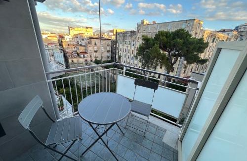 Materdei Apartment | Elegant Balcony House: Child-Friendly with 9.6 Rating