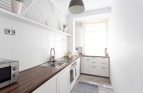 Wieden Apartment | Balcony-Oasis in City Center: Family-Friendly Amenities