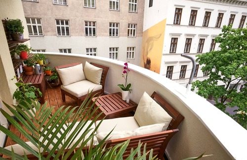 Wieden Apartment | Balcony-Oasis in City Center: Family-Friendly Amenities