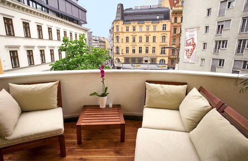 Wieden Apartment | Balcony-Oasis in City Center: Family-Friendly Amenities