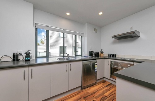 Parnell House | Modern 3BR Parnell Townhouse with Balcony & Parking Access