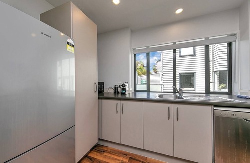 Parnell House | Modern 3BR Parnell Townhouse with Balcony & Parking Access