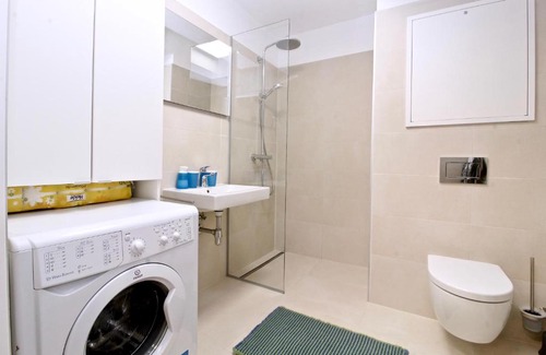 Donaustadt Apartment | Inviting Studio with Balcony, Pool & Free Parking Awaits