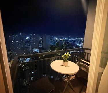 Cebu Apartment | Balcony Studio Ayala with Ultra-Fast 400 Mbps WiFi