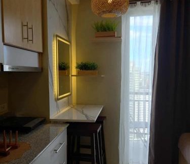 Cebu Apartment | Balcony Studio Ayala with Ultra-Fast 400 Mbps WiFi