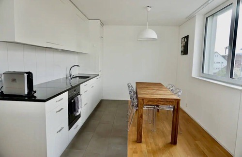 Oerlikon Apartment | Relax in the Balcony Suite: Family-Friendly City Retreat