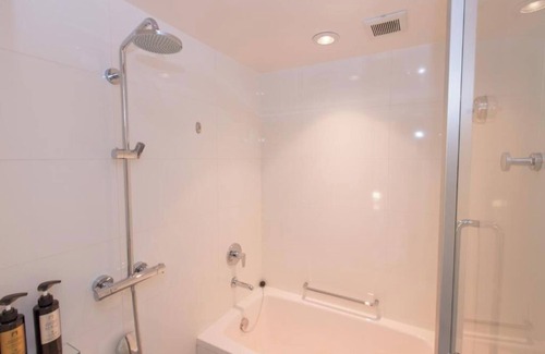 Nishiasakusa Hotel | Balcony Twin Suite hotel in beautiful Taito City with WiFi, AC, fitness room