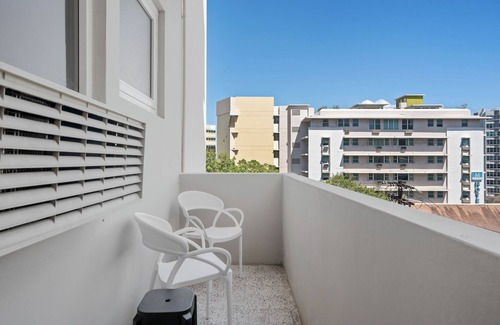 Miramar Apartment | Balcony With Views | King-Sized Bed | Free Parking