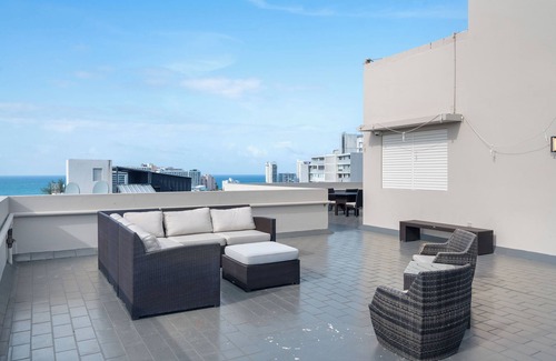 Miramar Apartment | Balcony With Views | King-Sized Bed | Free Parking