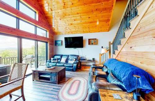 Rangeley Plantation House | Cozy Bald Mountain View Cabin: Pet & Child Friendly Retreat