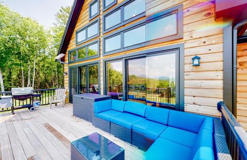 Rangeley Plantation House | Cozy Bald Mountain View Cabin: Pet & Child Friendly Retreat