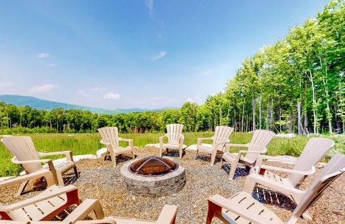 Rangeley Plantation House | Cozy Bald Mountain View Cabin: Pet & Child Friendly Retreat