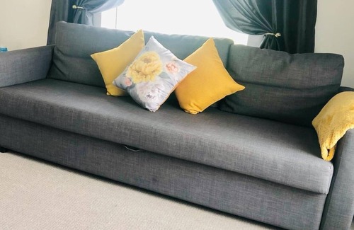 Balderton House | Balderton Lodge: Family-Friendly Retreat with Breakfast & Kitchen
