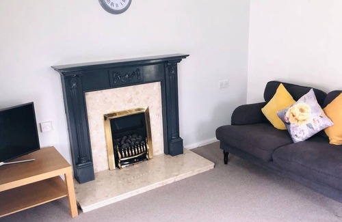 Balderton House | Balderton Lodge: Family-Friendly Retreat with Breakfast & Kitchen