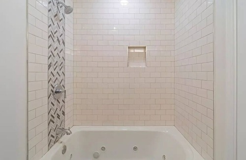 Warrenton Villa | Baldwin Cottage: king bed, office, bath, projector, Fast Wi-Fi