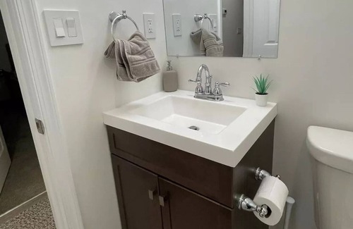 Warrenton Villa | Baldwin Cottage: king bed, office, bath, projector, Fast Wi-Fi