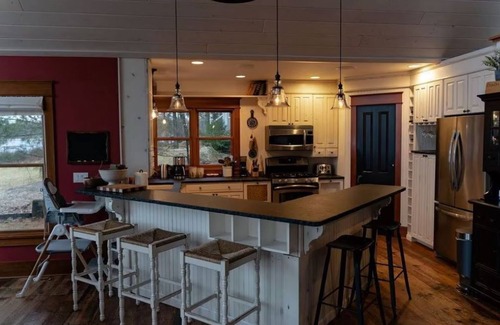 Baldwin House | Beachfront Haven: 3 Bedroom Retreat with Pool & Ocean Views
