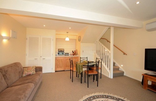 Dunedin House | Oceanfront Comfort at Baldwin Street BNB with Breakfast