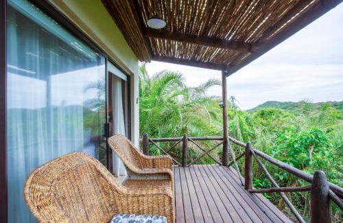 Zitundo Apartment | Experience Baleia Azul 24: Oceanfront Stay with Pool