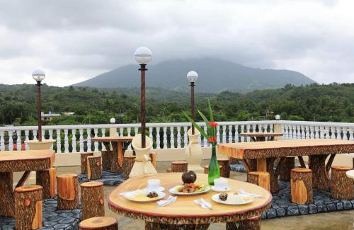 Basco House | Exceptional Baletin Hometel: Family-Friendly with Hot Tub