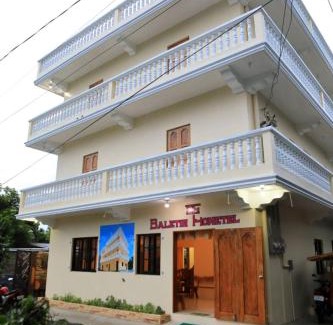 Basco House | Exceptional Baletin Hometel: Family-Friendly with Hot Tub