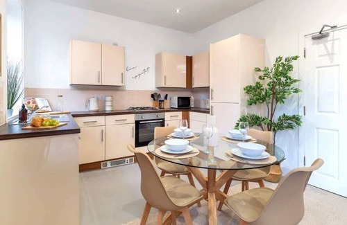 Stoke-on-Trent House | Family-Friendly Balfour House with Kitchen & Breakfast