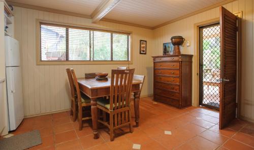 Brisbane Waterfront House | Child-Friendly Getaway at Bali Hut: Explore Paradise Today!