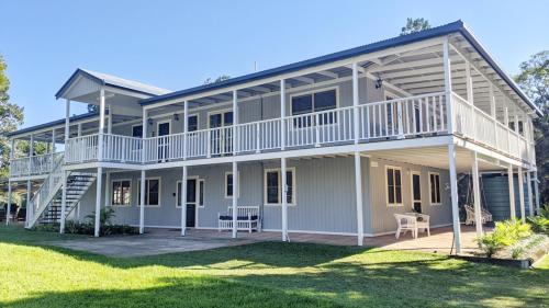 Brisbane Waterfront House | Child-Friendly Getaway at Bali Hut: Explore Paradise Today!