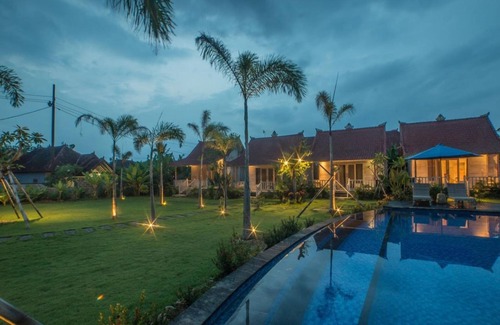 Mushroom Bay Cottage | Relax in a Teak Cottage with Pool on Lembongan Island