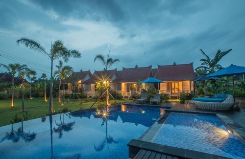 Mushroom Bay Cottage | Relax in a Teak Cottage with Pool on Lembongan Island