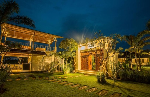 Mushroom Bay Cottage | Relax in a Teak Cottage with Pool on Lembongan Island