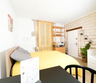 Les Arceaux Apartment | Budget-Friendly Balisier Studio with Family Amenities