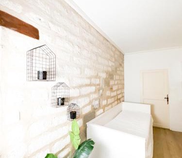Les Arceaux Apartment | Budget-Friendly Balisier Studio with Family Amenities