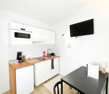 Les Arceaux Apartment | Budget-Friendly Balisier Studio with Family Amenities