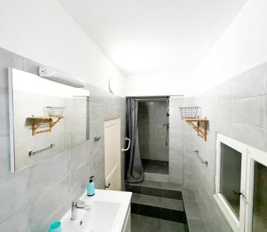 Les Arceaux Apartment | Budget-Friendly Balisier Studio with Family Amenities