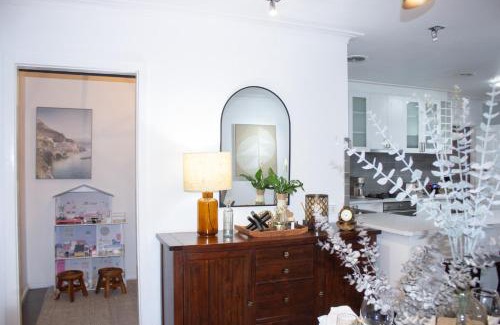 Wendouree House | Family-Friendly Cottage with Big Backyard & Pet Amenities