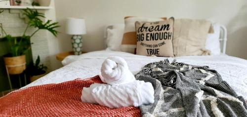 Golden Point House | Pet-Friendly Grant Street Cottage with Coastal Vibe