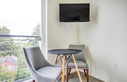Old Ballard Apartment | Unique Ballard Studio with Rooftop BBQ Near Dining