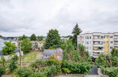 Old Ballard Apartment | Unique Ballard Studio with Rooftop BBQ Near Dining