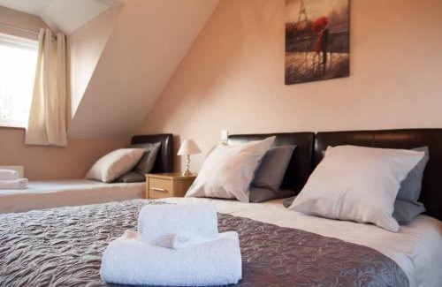 North Cornelly Bed & Breakfast | Cozy Ballas Farm Country Guest House with Family-Friendly Dining