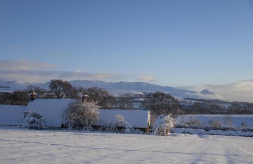 Fintry House | Welcoming Ballat Smithy Cottage: 4-Star Family Getaway