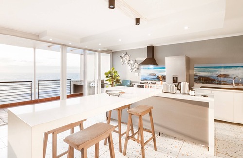 Shaka's Rock Apartment | Beachfront Retreat in Ballito with Kitchen & Breakfast